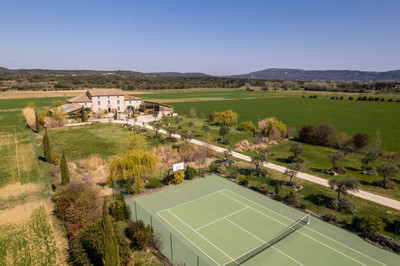 Mas prestigieux et très spacieux avec piscine, tennis, jardin et jacuzzis