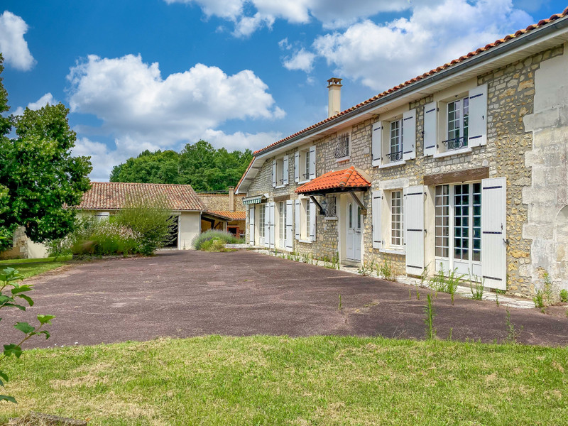 French property for sale in Baignes-Sainte-Radegonde, Charente - €267,500 - photo 2