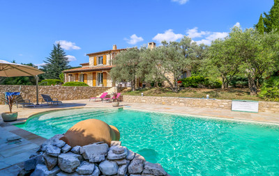 Stunning villa (240 m²) mainly on the ground floor on the hill with amazing views over the Cévennes national park, very spacious garage (8 cars), great garden (3800 m²) with olive trees and heated swimming pool, above medieval town Barjac.