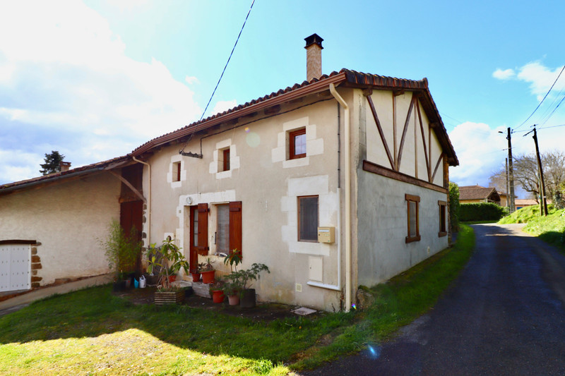 Maison à vendre à Écuras, Charente - 250.000 € - photo 1