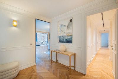 Luxury 4-bed modern flat with balconies overlooking the CHAMP DE MARS | 2024 high-end renovation | Turnkey 