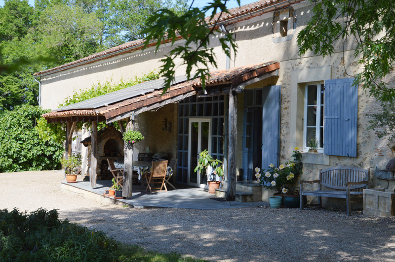 Propriété à vendre à Montbron, Charente - 530 000 €