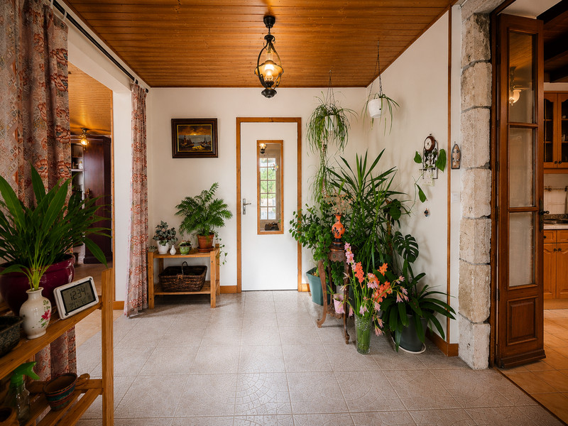 French property for sale in Condac, Charente - €370,000 - photo 5
