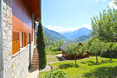 Unique opportunity to invest in a superb 6 bedroom mountain property with fantastic views. 