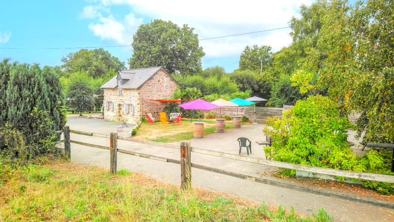 French property for sale in Montenay, Mayenne - €360,400 - photo 2