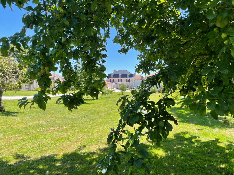 Propriété à vendre à Chef-Boutonne, Deux-Sèvres - 512 000 € - photo 1