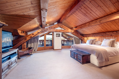 Beautiful 6 bedroom authentic alpine chalet in Courchevel 1850, near the piste with hammam and fantastic views
