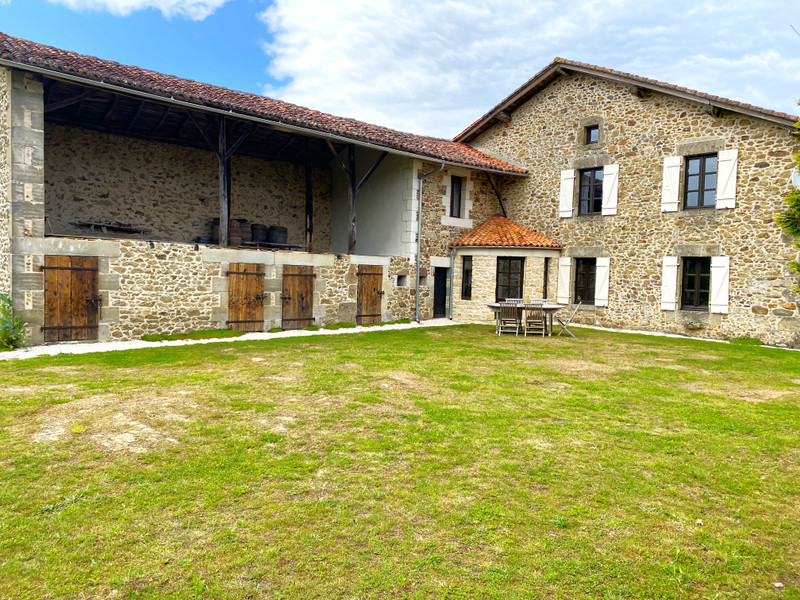 Maison à vendre à Verneuil, Charente - 318.000 € - photo 1