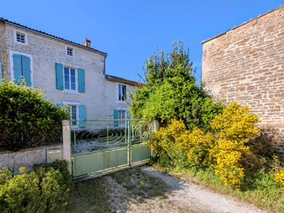 Maison à vendre à Paizay-Naudouin-Embourie, Charente, Poitou-Charentes, avec Leggett Immobilier