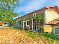 Propriété à vendre à Terres-de-Haute-Charente, Charente - 125 000 € - photo n°1