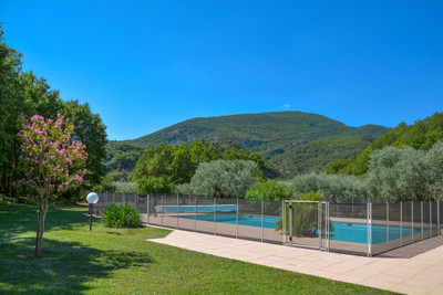 Magnifique et grande propriété avec extérieur au calme et reposant, terrasse, piscine, proche des commodités