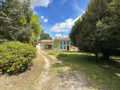 Beautifully renovated old mill- 4 bedrooms & bathrooms - 7hec Pool. 5mn from Barbezieux. Negotiable price