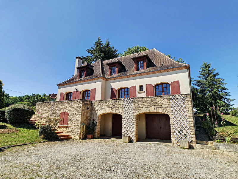 House for sale in Génis Dordogne Fantastic location for this