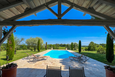 Exceptional property with guest house, swimming pool and fabulous views.