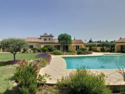 NEW PROPERTY. Beautiful property with 243 m² villa, outbuildings, swimming and pool house on 3600 m² of land