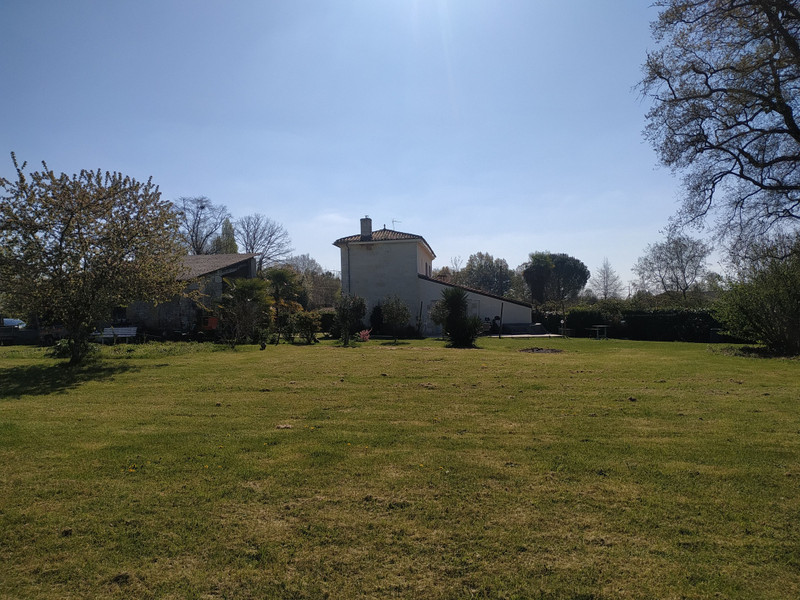 French property for sale in Savignac-de-l'Isle, Gironde - &#8364;599,000 - photo 3