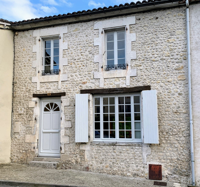 Maison à vendre à Montmoreau, Charente - 194 400 € - photo 1 Maison à vendre à Montmoreau, Charente - 194 400 € - photo 1