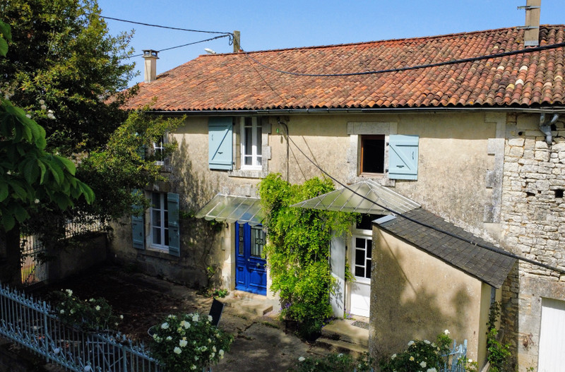 Maison à vendre à Ruffec, Charente - 223.400 € - photo 1