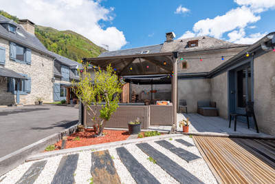 2 BEAUTIFULLY RENOVATED AJOINING PROPERTIES / EXSISTING GITE BUSINESS / 13 BEDS / MOUNTAIN VIEWS