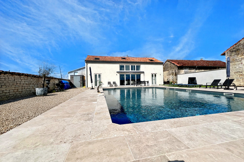 Propriété à vendre à Les Essards, Charente-Maritime - 295 000 €
