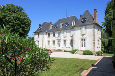 Elégant château du 18ème siècle niché dans la campagne des Deux Sèvres. Rénové avec goût et authenticité