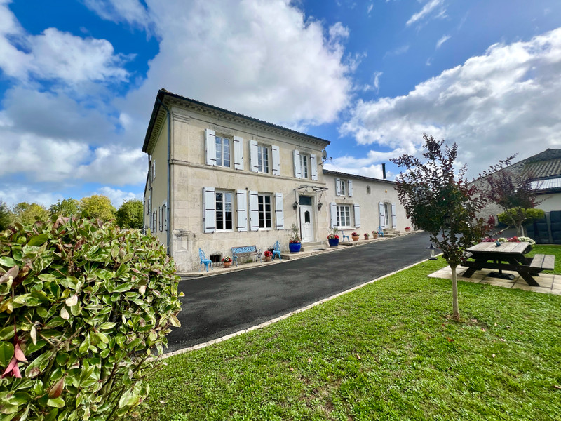 Maison à vendre à Pérignac, Charente-Maritime - 570.000 € - photo 1