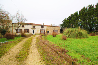 Maison à vendre à Loiré-sur-Nie, Charente-Maritime, Poitou-Charentes, avec Leggett Immobilier