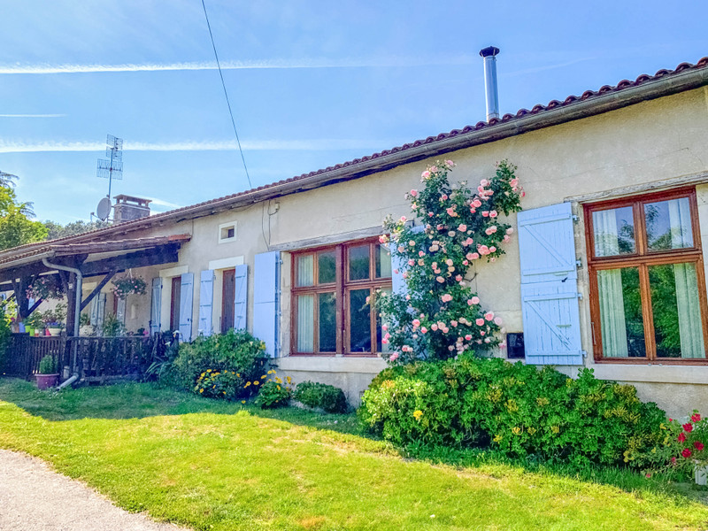 Maison à vendre à Bonnes, Charente - 345 000 € - photo 1