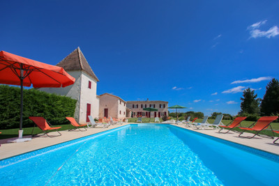 Propriété haut de gamme en style de Quercy avec gîte séparé et grande piscine sur 1,2 ha de terrain, à distance de marche du centre du village.