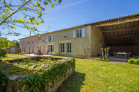 Maison à vendre à Brie, Charente - 299 500 € - photo 1