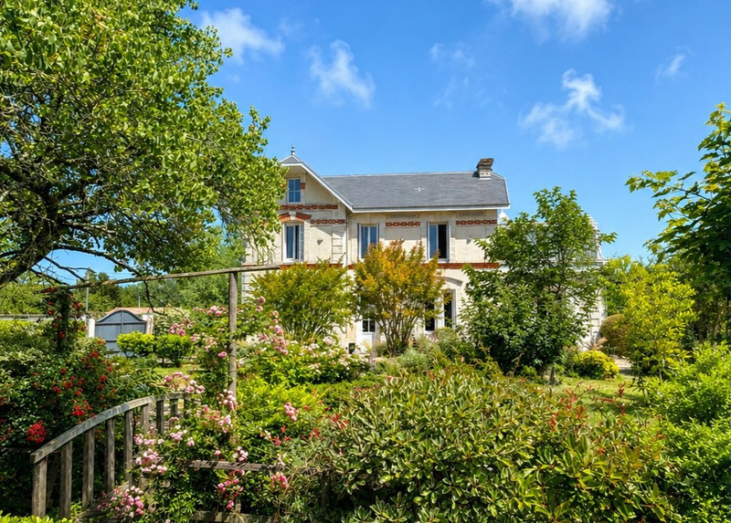 French property for sale in Saint-Christoly-de-Blaye, Gironde - €477,000 - photo 0