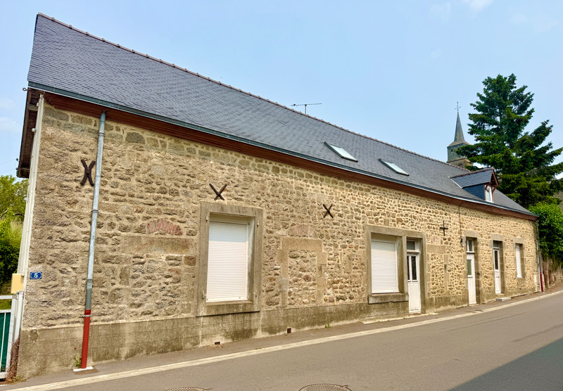 French property for sale in Hambers, Mayenne - €141,500 - photo 0