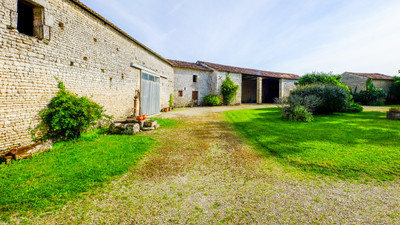 French property for sale in Saint-Pierre-de-Juillers, Charente-Maritime - €299,600 - photo 7
