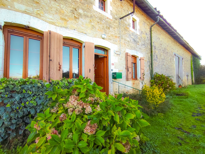 Maison à vendre à Nanteuil-en-Vallée, Charente - 108.000 € - photo 1