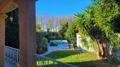 Recently RENOVATED VILLA with MEDITERRANEAN GARDENS, POOL and POOL HOUSE.  Short walk to commerces and 3km sea