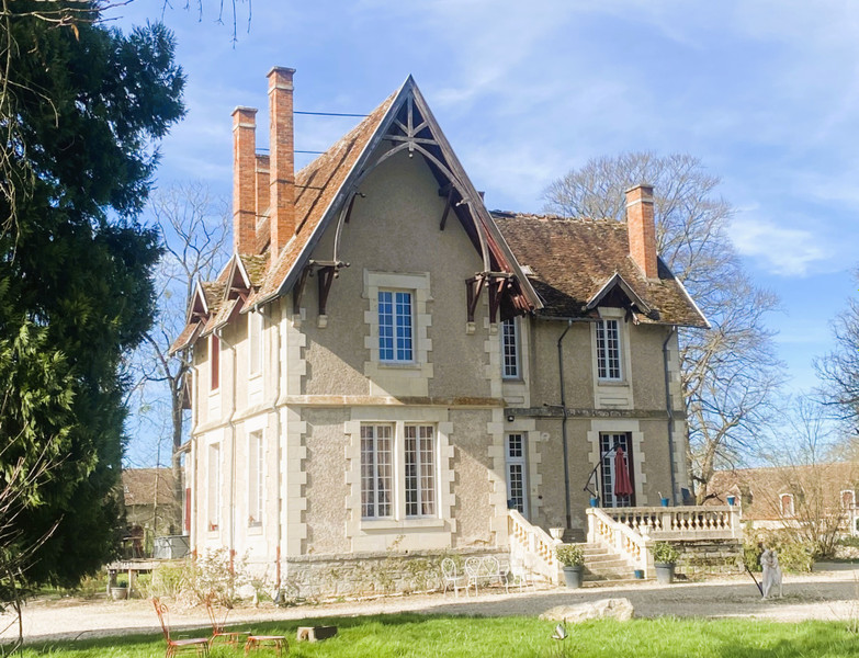 Propriété à vendre à Arcomps, Cher - 650 000 €