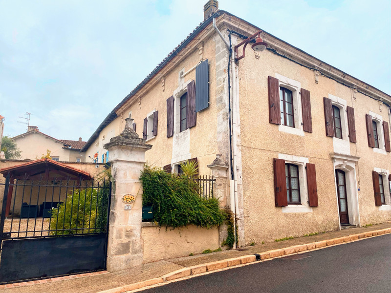 Maison à vendre à Saint-Séverin, Charente - 249.000 € - photo 1