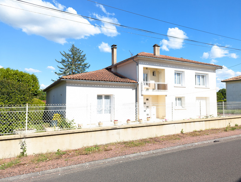 Maison à vendre à La Couronne, Charente - 231.000 € - photo 1