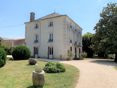 Chateau à vendre à Niort, Deux-Sèvres, Poitou-Charentes, avec Leggett Immobilier