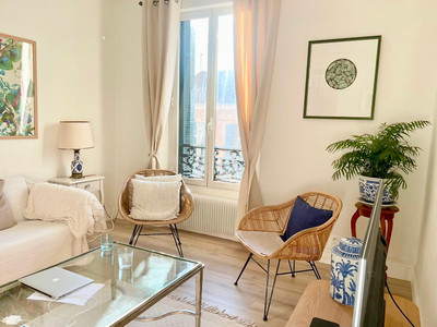 Cannes centre; superb fully renovated 3-room apartment a few minutes from the beaches and the Croisette.