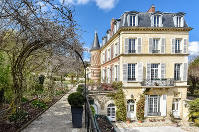 Magnificent 6 bedroom mansion with large garden, tennis court and woodland for sale at 95620 Parmain
