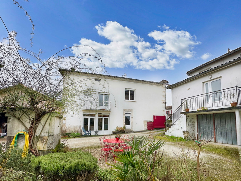 Maison à vendre à Saint-Séverin, Charente - 175.000 € - photo 1