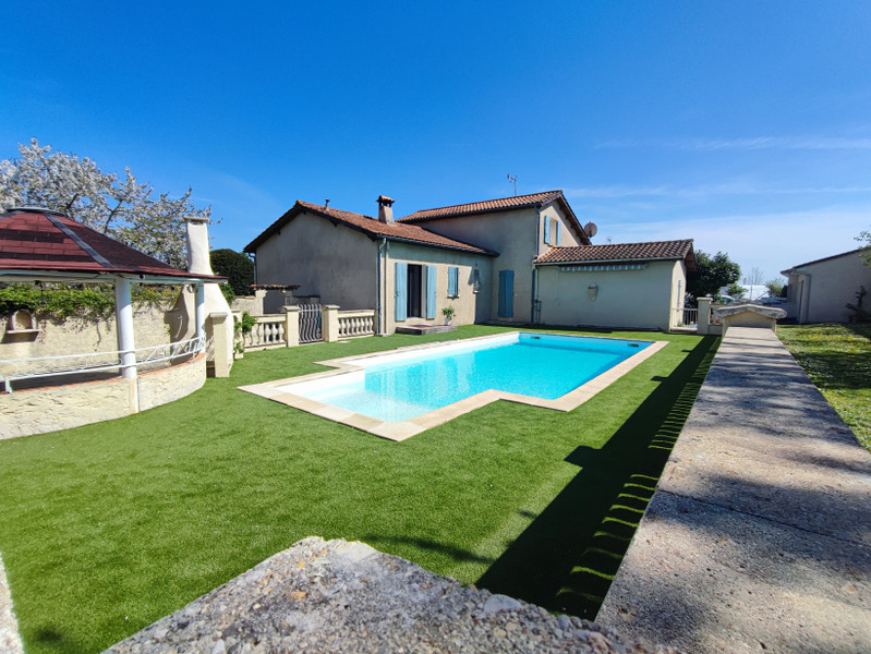 French property for sale in Roullet-Saint-Estèphe, Charente - €275,600 - photo 0