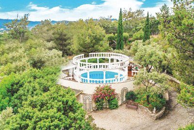 Substantial villa with caretakers's cottage and swimming pool. Magnificent views over Provençal countryside.
