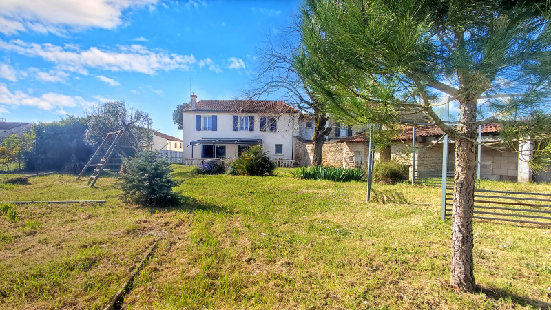 French property for sale in Muron, Charente-Maritime - €221,000 - photo 0