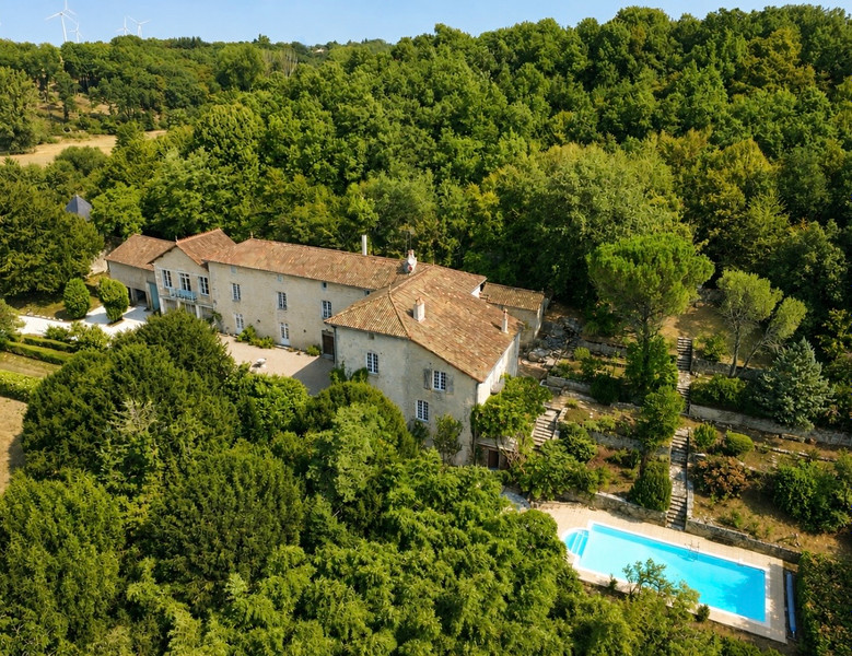 Propriété à vendre à Civray, Vienne - 735 000 €