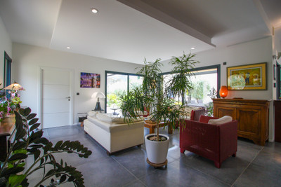 Modern luxury property with 6p. gîte and pool in the heart of Nyons. Comfortable living guaranteed!
