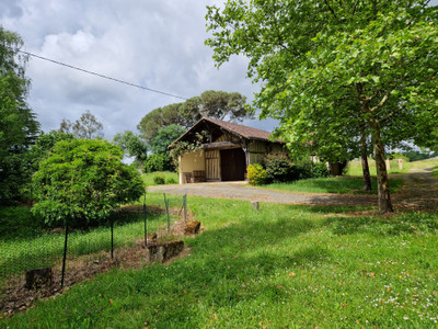 In a peaceful haven, 10 min from Villeneuve de Marsan, a stunning 450m² house with 8 bedrooms on 5 ha of land