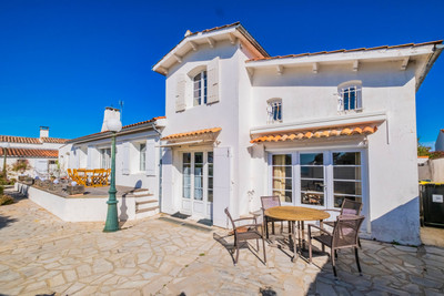 Spacious family holiday home on Ile de Ré with nearby beach access