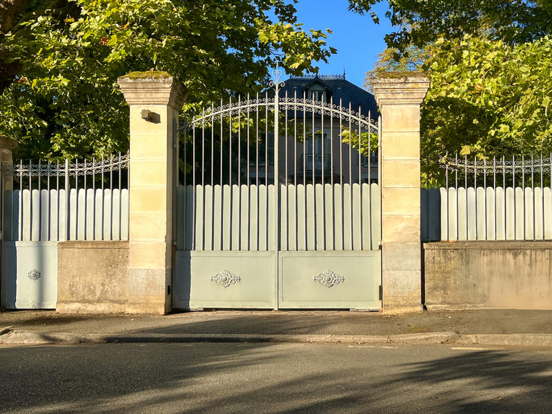 French property for sale in Cergy, Val-d'Oise - €3,900,000 - photo 9